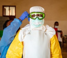 Sınır Tanımayan Doktorlar: “Ebola daha önce benzeri görülmemiş bir hızla yayılıyor”