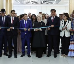 TC Cumhurbaşkanı Erdoğan’ın eşi Emine Erdoğan, Kazakistan’da Sıfır Atık Eğitim Laboratuvarı’nın açılışını yaptı