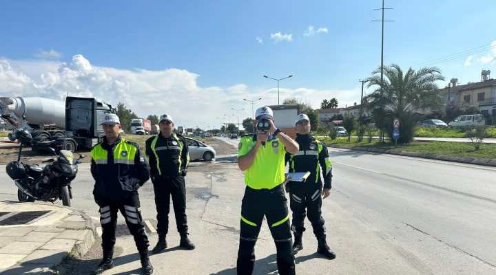 Trafik denetimleri: 327 sürücü rapor, 47 araç trafikten men edildi, iki sürücü tutuklandı