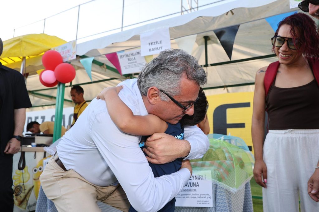 Erhürman, Cihangir'deki çocuk şenliğine katıldı