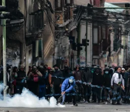 Bolivya’da hükümet karşıtı protestolar devam ederken iki bakan görevlerinden istifa etti