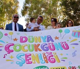 Erhürman, Cihangir’deki çocuk şenliğine katıldı