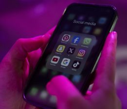 Polonya hükümeti, ilkokullarda telefon kullanımını kısıtlayacak tasarıyı kabul etti